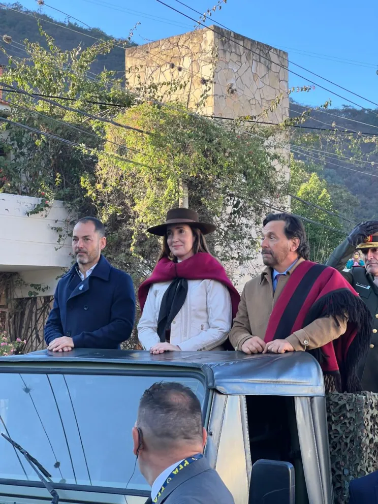 Durante los actos, Gustavo Sáenz le presentó a Victoria Villarruel el Pacto de Güemes