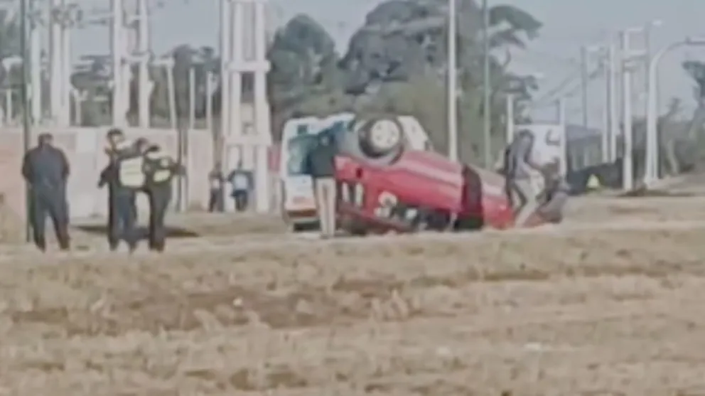 Terrible accidente en Circunvalación Oeste: una camioneta volcó en plena rotonda de San Luis