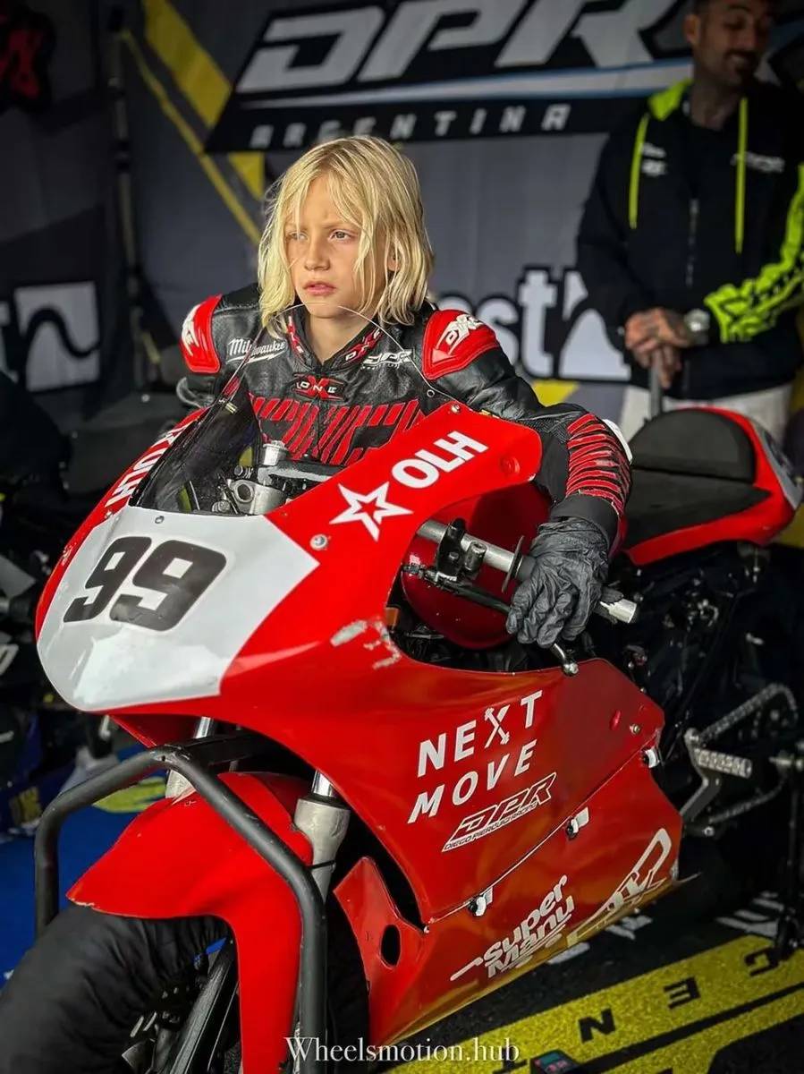 ni&ntilde;o motociclista 