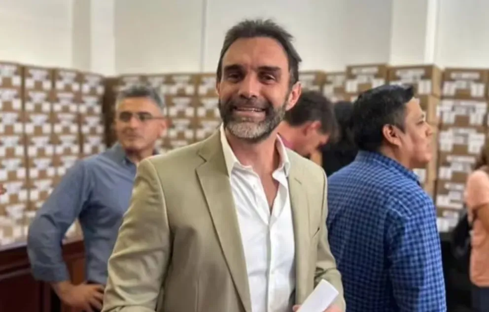|VIDEO| Un senador libertario llegó borracho y orinado a su casa tras celebrar la aprobación de la Ley Bases
