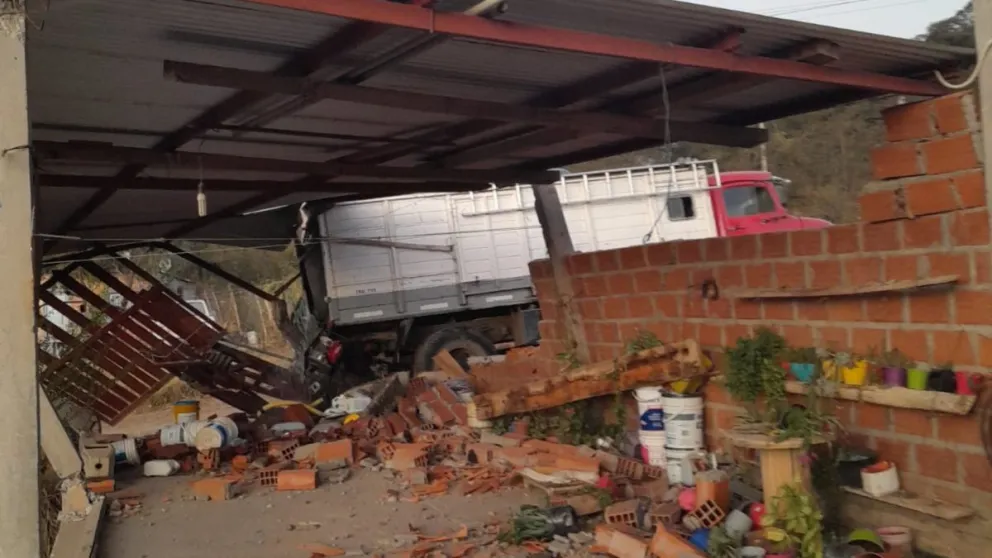 Impactante accidente en barrio Las Colinas: un camión cisterna terminó incrustado en una vivienda