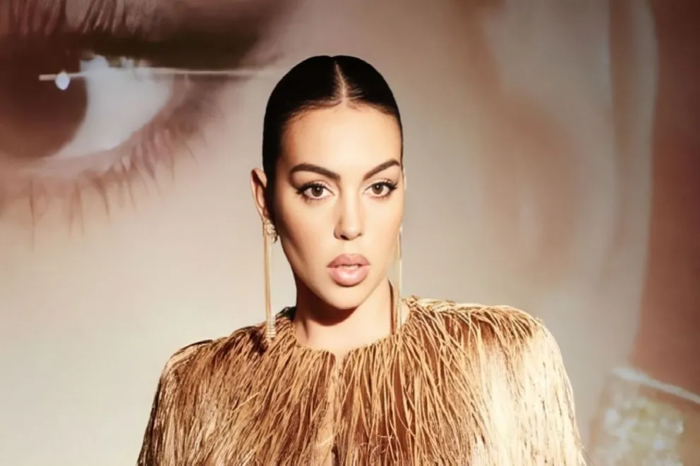 Georgina Rodríguez deja sin respirar a fans posando sobre flotador con un minúsculo hilo dental