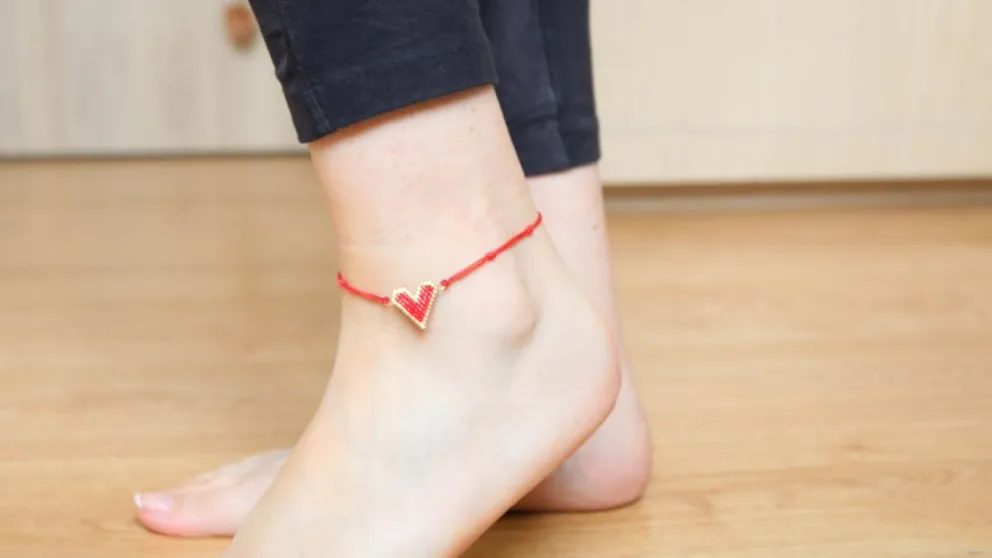 Conocé el significado que tiene una pulsera en el tobillo izquierdo de una mujer