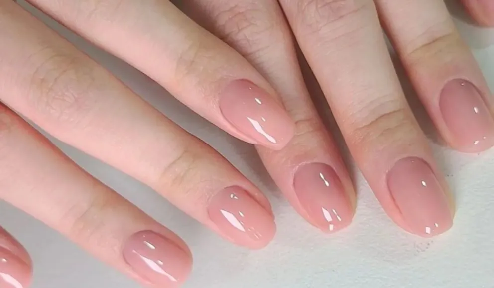 Descubrí el Nail Art "uñas jabón": la tendencia elegante y minimalista para mujeres mayores de 40 años