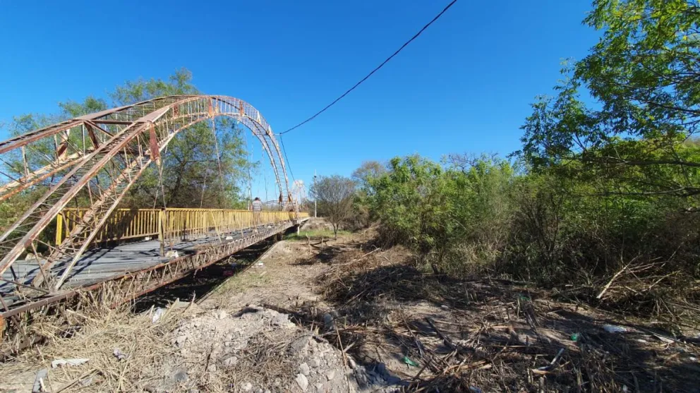 Comenzaron las tareas de limpieza y restauración de las pasarelas del barrio Villa El Sol