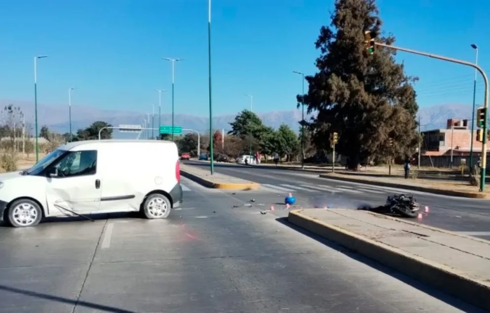 Desastre en la Ruta 51: un motociclista murió tras chocar violentamente contra una camioneta