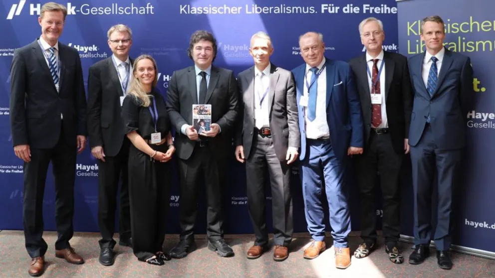 Gira presidencial: Javier Milei llegó a Hamburgo donde recibió un premio