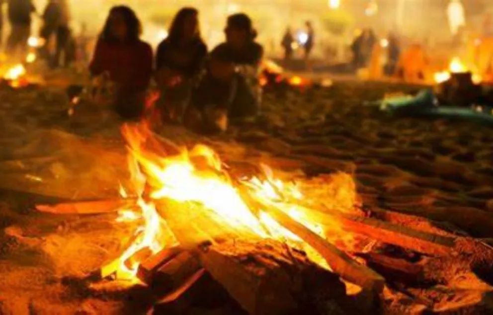 Noche de San Juan: salteños mantienen viva la tradición de caminar sobre las brazas