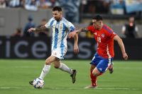 A paso firme: la Selección Argentina le ganó 1 a 0 a Chile y se aseguró un lugar en cuartos de final