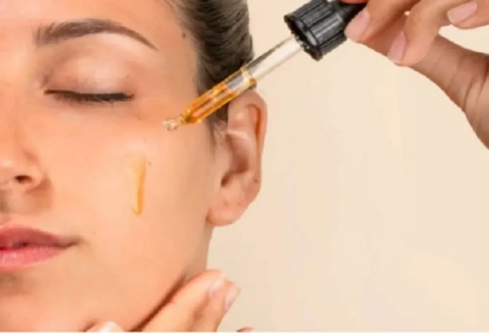 Esta es la fórmula secreta para una piel perfecta: sérum antiarrugas casero con dos ingredientes