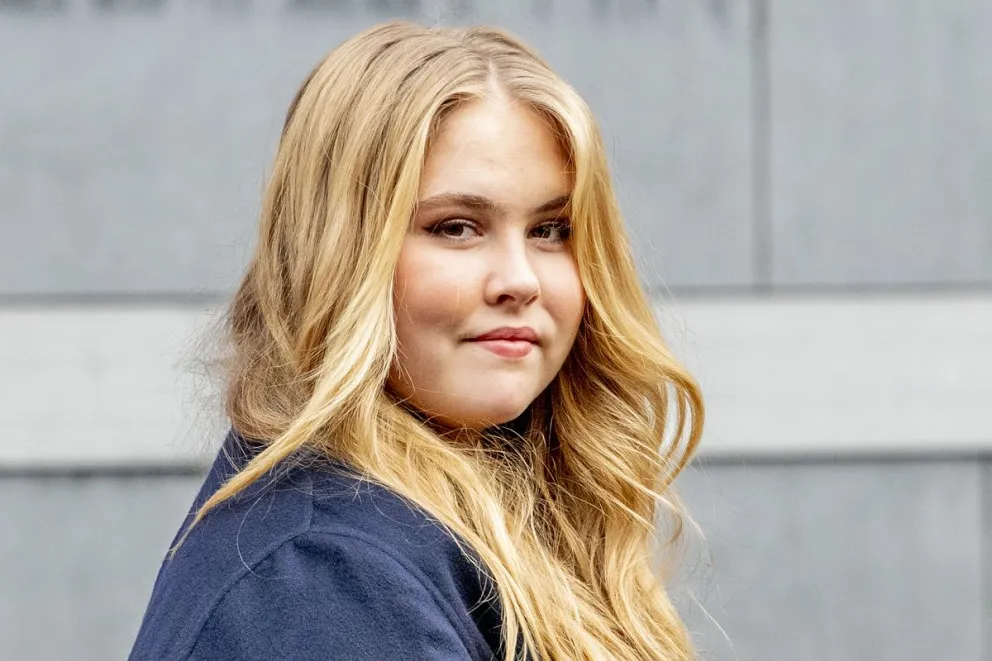 La princesa Amalia impacta con su look de escote viral en boda real