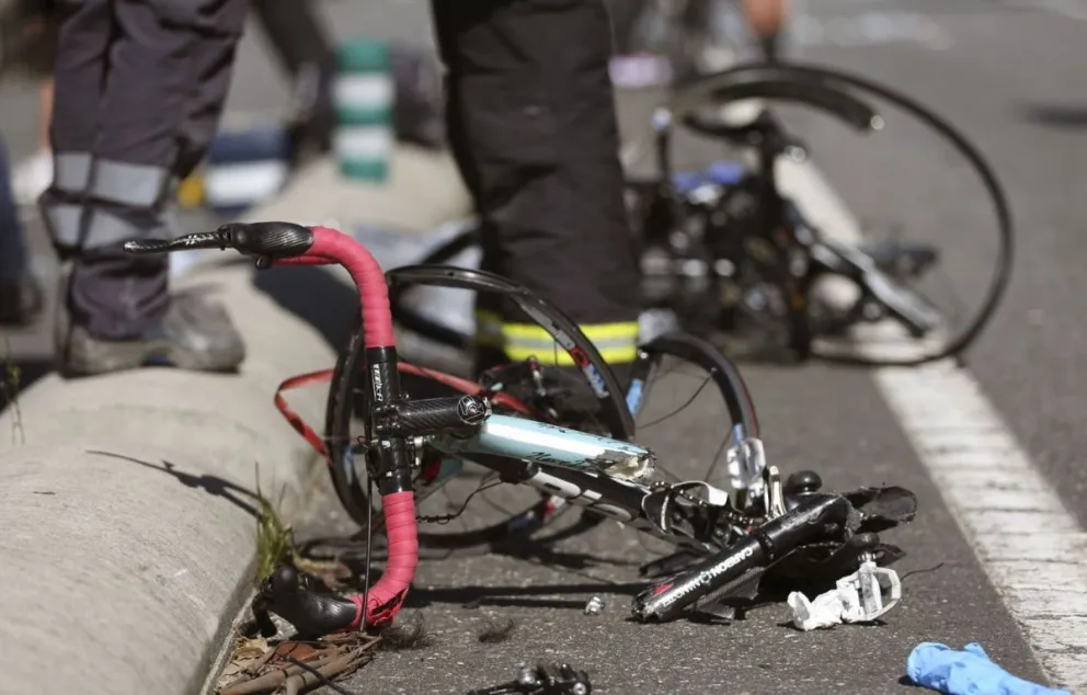 Tragedia sobre ruedas: un ciclista murió tras caer de la peor manera 
