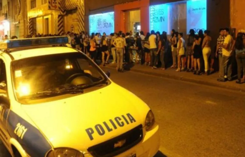Crece la violencia en los boliches de Salta: un borracho atacó brutalmente a un policía 