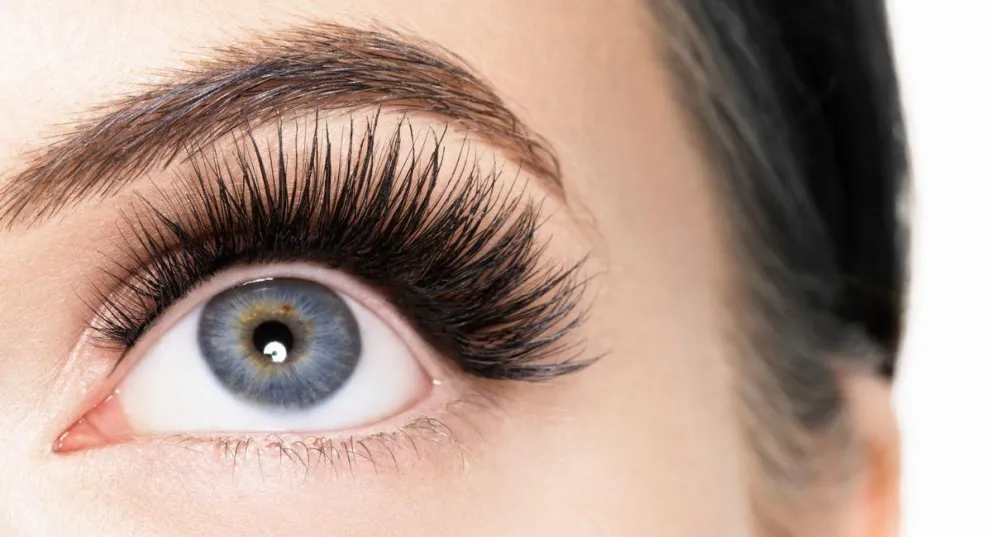 Descubre cómo la vaselina puede transformar tus pestañas largas y brillantes en un abrir y cerrar de ojos