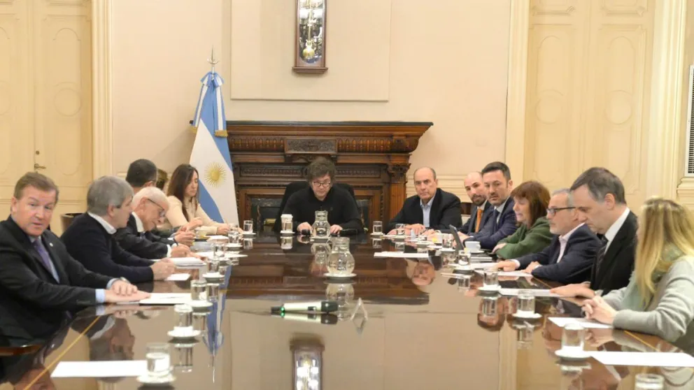 Tras dos días de crisis en los mercados, Javier Milei reunió urgentemente a todo el Gabinete