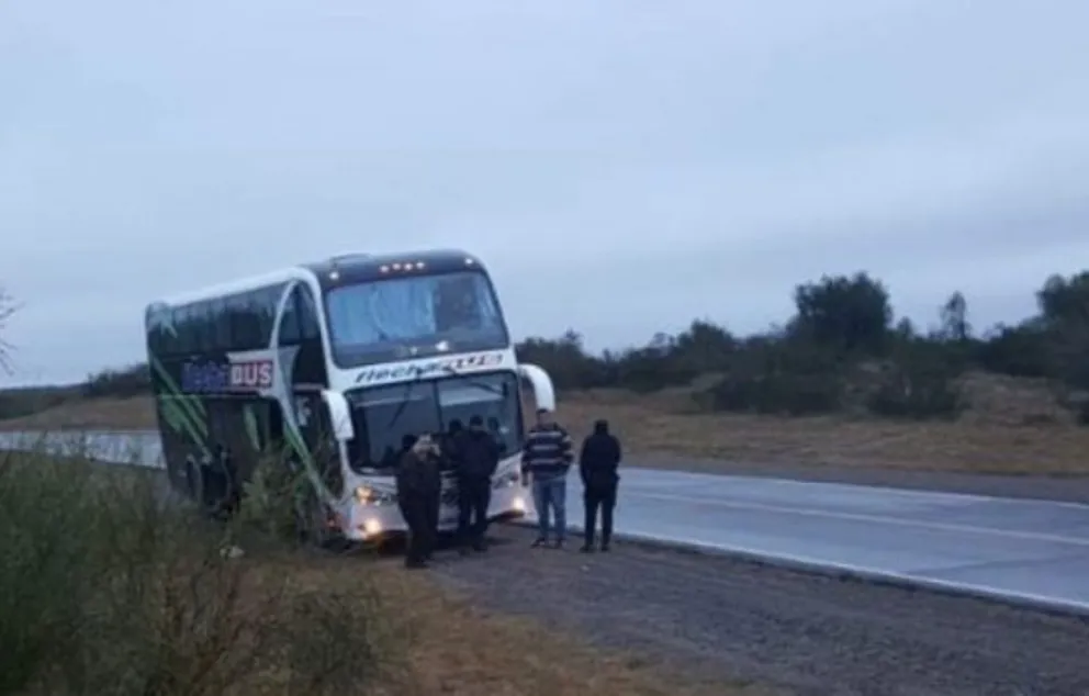 Milagro sobre la Ruta 9: un auto quedó con las ruedas para arriba