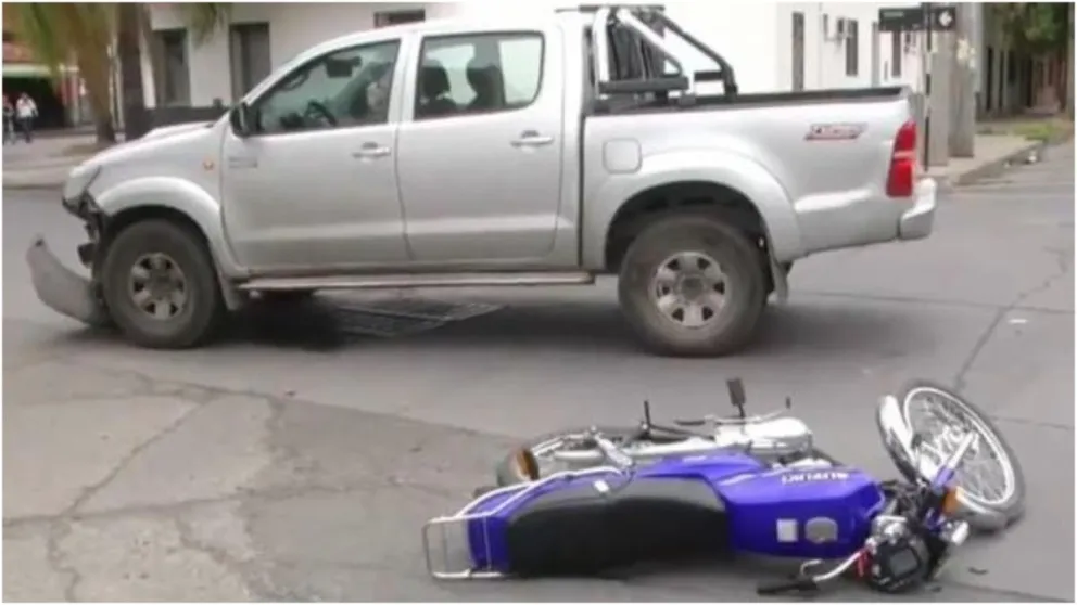 Terrible accidente en Avenida Belgrano: un adolescente quedó bajo una camioneta