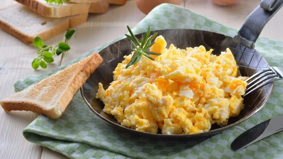 Conocé este truco imperdible: cómo cocinar huevos revueltos cremosos sin una gota de aceite