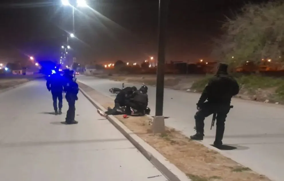 Espectacular accidente de tránsito: un motociclista derrapó sobre la vía pública
