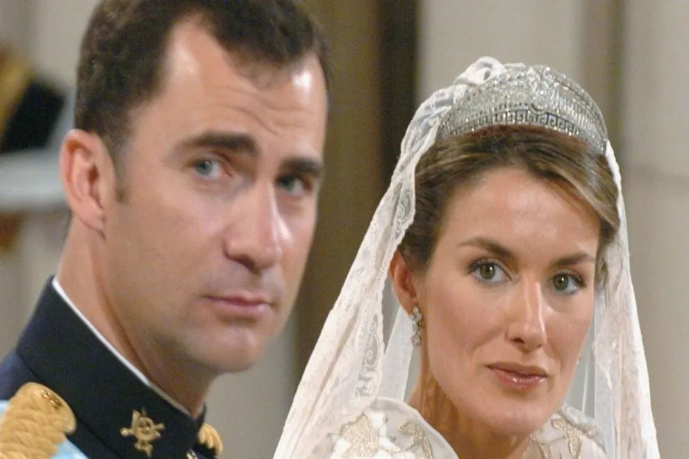 La razón detrás de la ausencia del beso entre la reina Letizia y el rey Felipe en su boda real