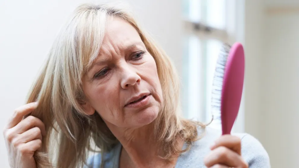 Descubrí cómo evitar la pérdida de cabello en la menopausia: estas son las soluciones efectivas que debes saber