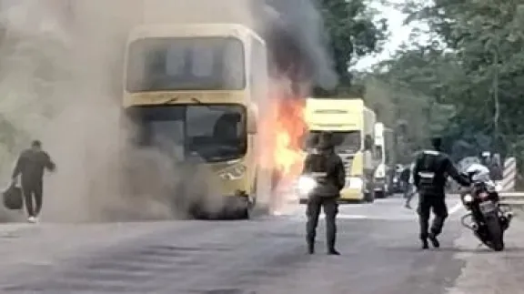 Se incendi&oacute; un colectivo 