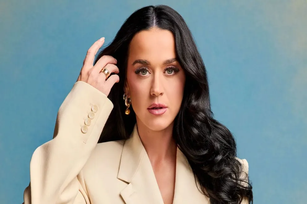 Con abrigo de pelos y botas, así fue el look de Katy Perry en el desfile de Balenciaga