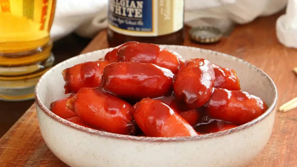 Sorprendé a tus amigos con la picada perfecta para el partido: la receta de salchichas agridulces que amarán
