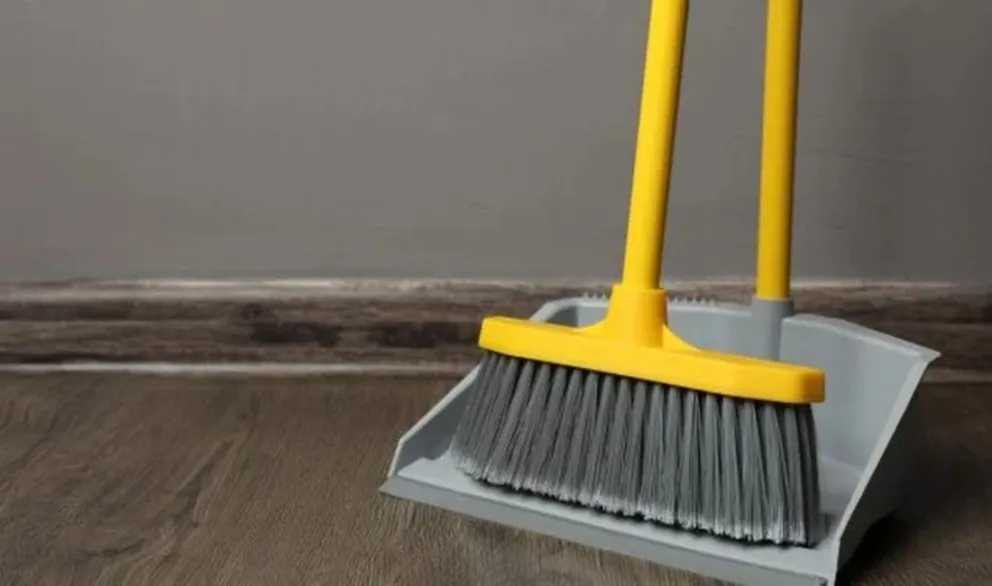 Conocé el imperdible secreto para renovar tu escoba: un truco efectivo para limpiar y ahorrar en casa