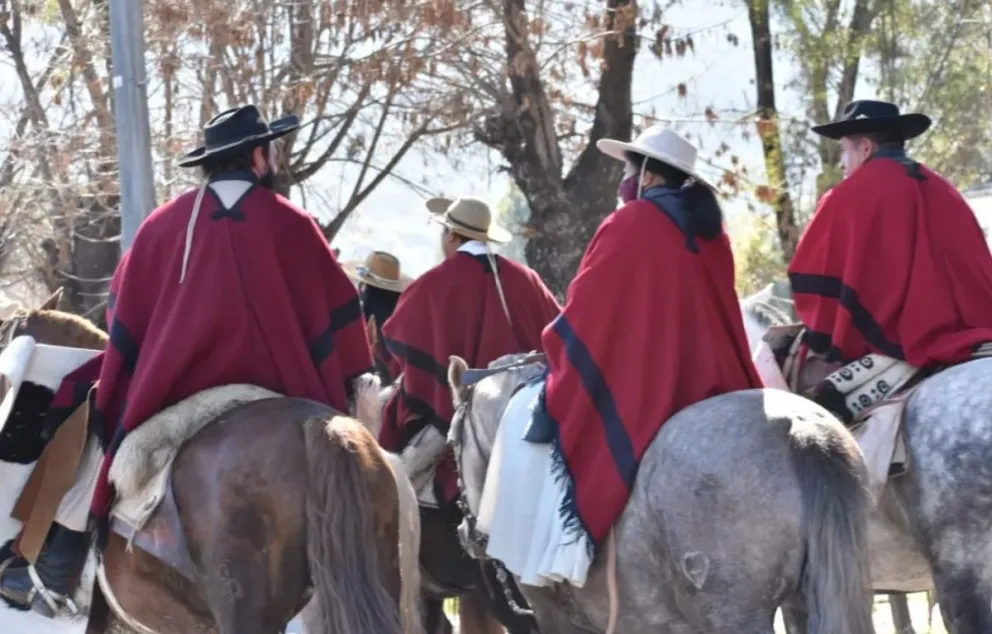 |ESCÁNDALO| Decidieron suspender a los gauchos que atacaron "a rebencazos" a policías