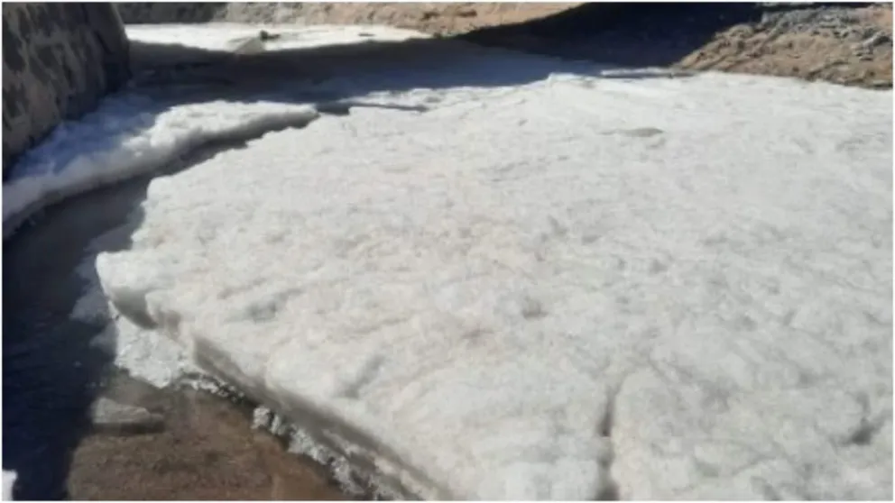 Frío extremo en Salta: un río quedó totalmente congelado