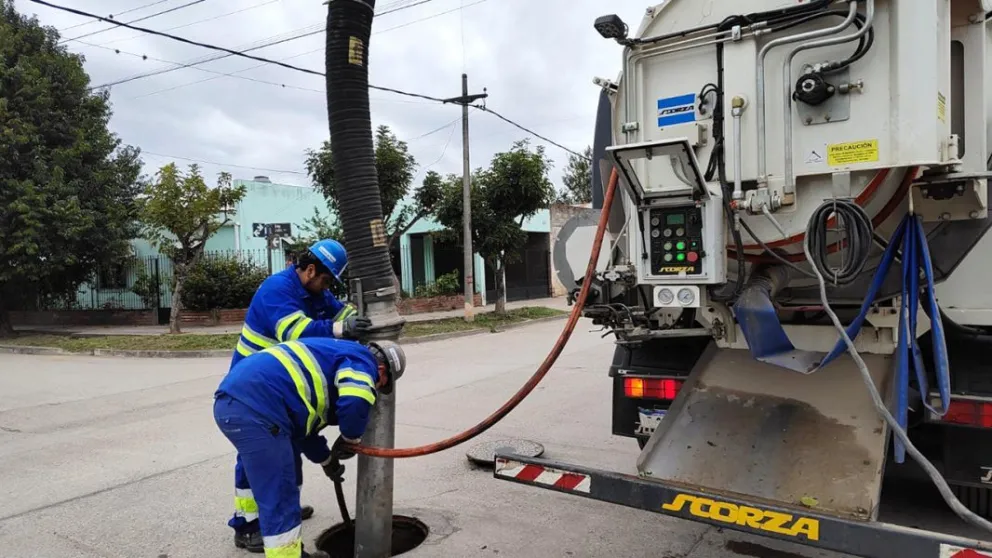 Aguas del Norte intensifica la limpieza de redes cloacales para evitar desbordes