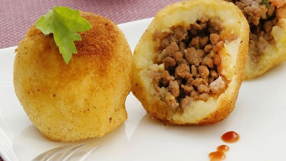 Impresioná a tus invitados con esta receta de bombas de papa: crujientes por fuera y cremosas por dentro