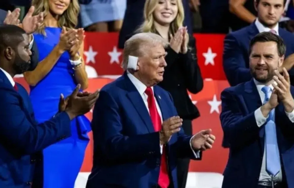 Donald Trump vuelve a la escena pública con la oreja vendada