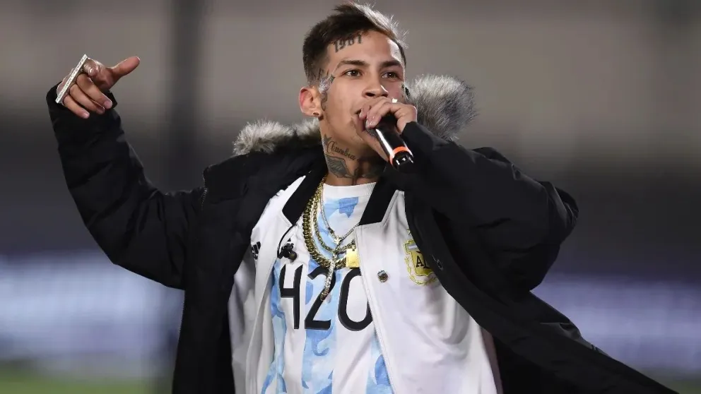 Así fue la aparatosa caída de L-Gante en pleno show en Paraguay: momentos de pánico