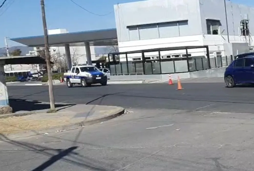 Fuerte accidente en la subida a San Cayetano: un abuelo fue embestido por un automóvil