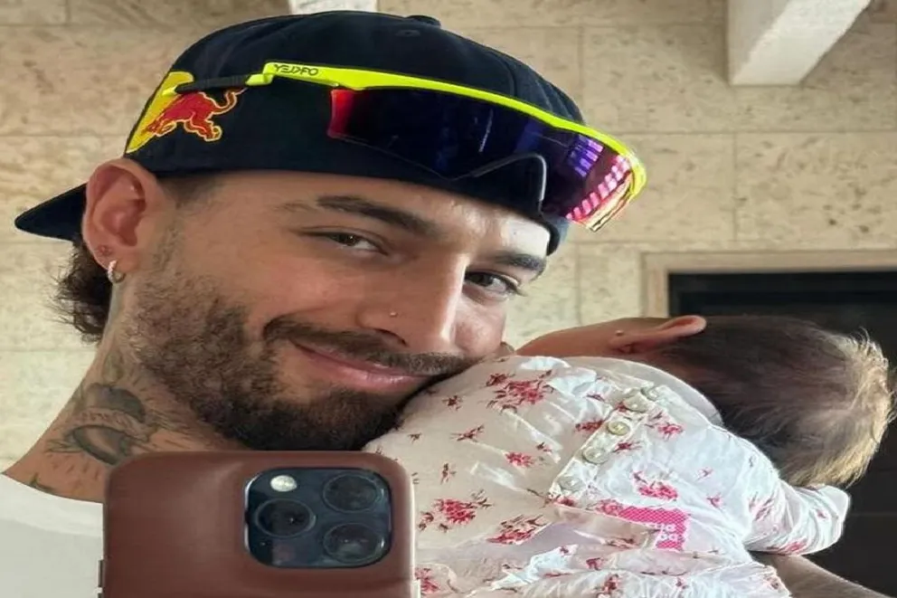 Maluma recibe fuertes críticas tras viralizarse video en el que hace esto con su hija a sus 4 meses