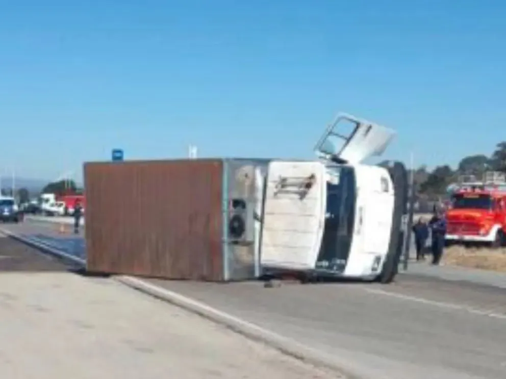 Siniestro vial en Rosario de la Frontera: un camión que transportaba carne volcó en plena ruta