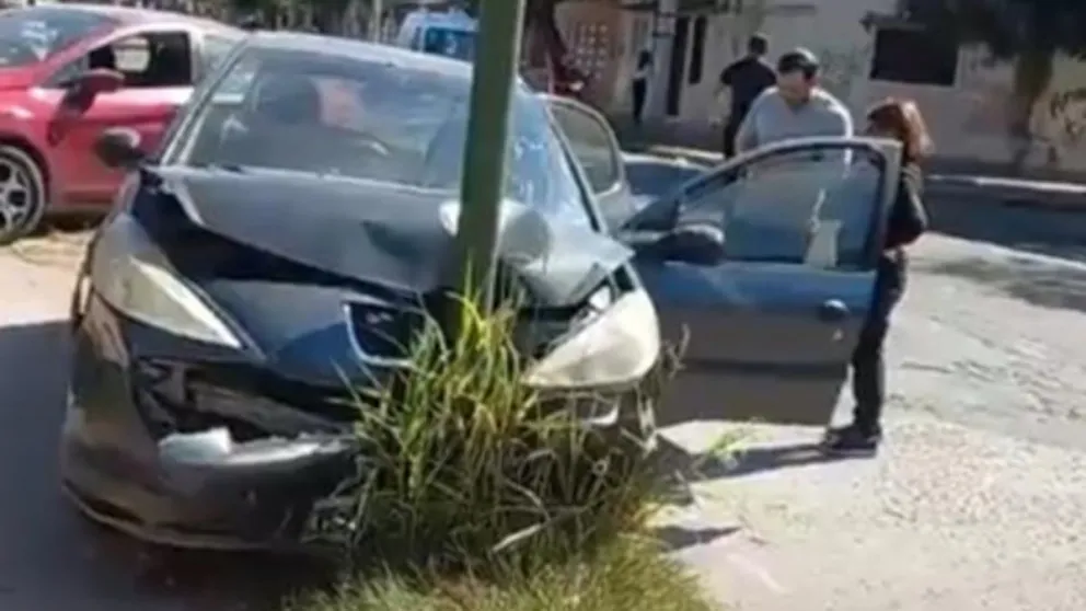 Terrible accidente en Tartagal: un auto embistió contra un poste de luz
