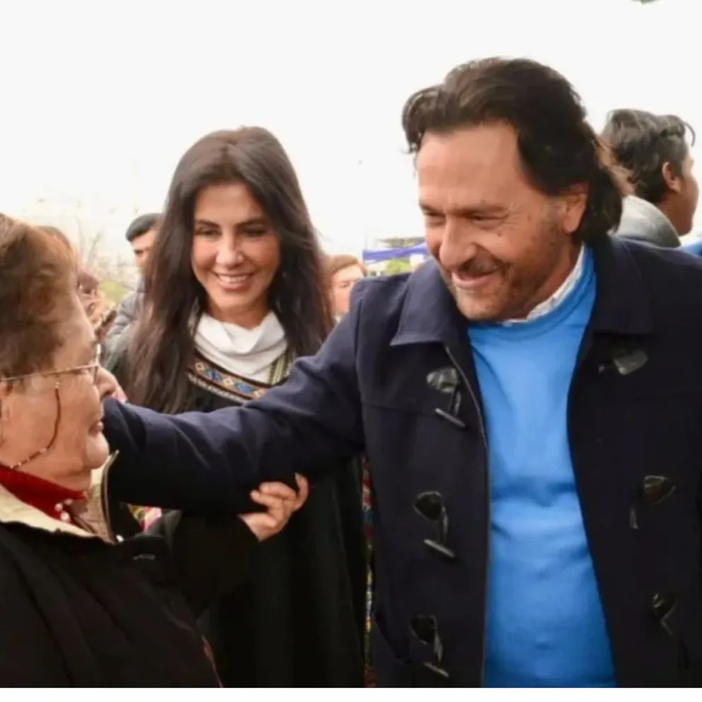 Gustavo Sáenz junto con un público multitudinario formaron parte de "Expo Mercado"