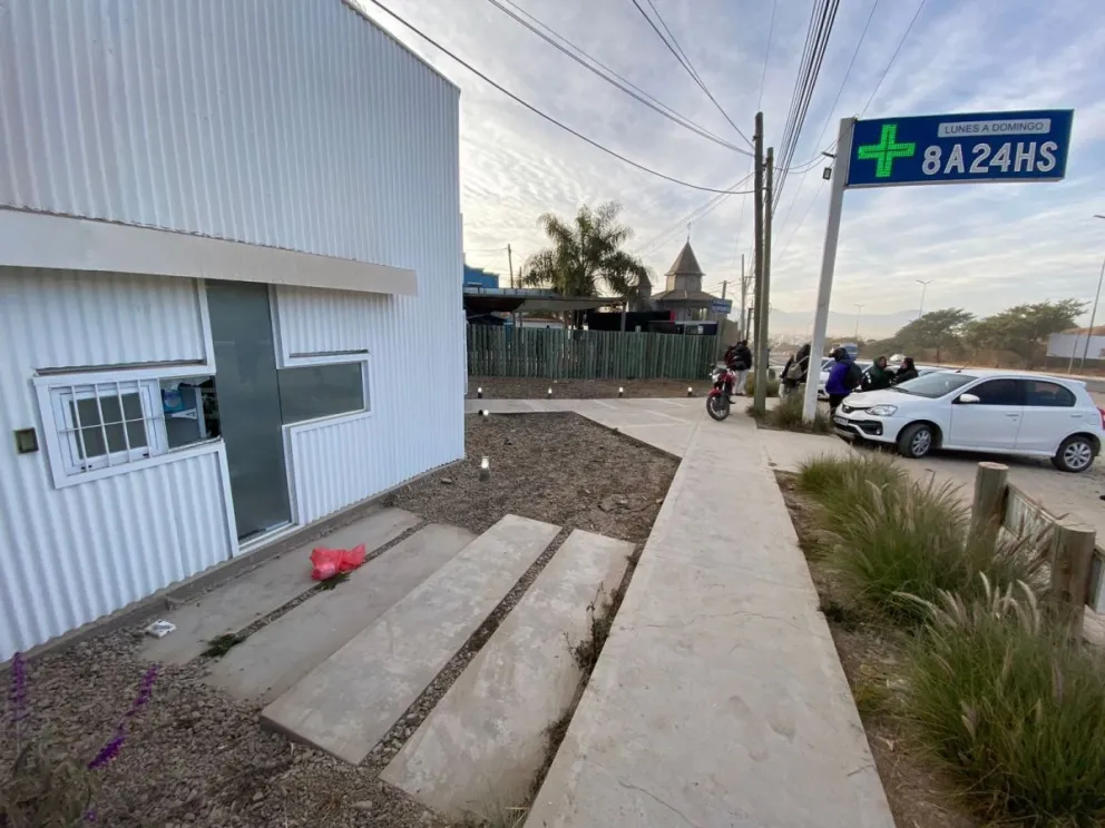 Impresionante robo en Salta: un delincuente hizo estallar la puerta de una reconocida farmacia