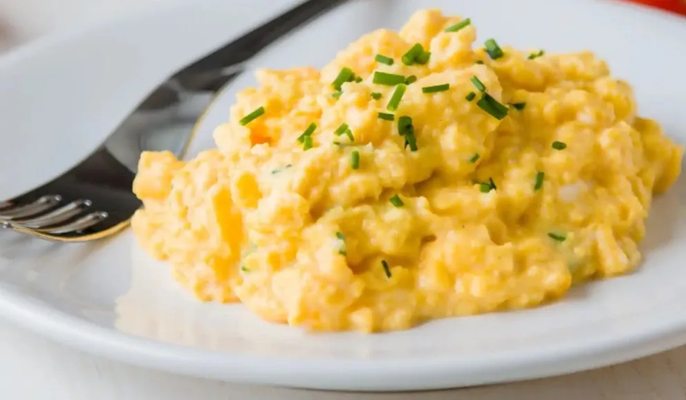 Descubrí cómo hacer unos huevos revueltos super cremosos: una receta muy versátil para desayunar 