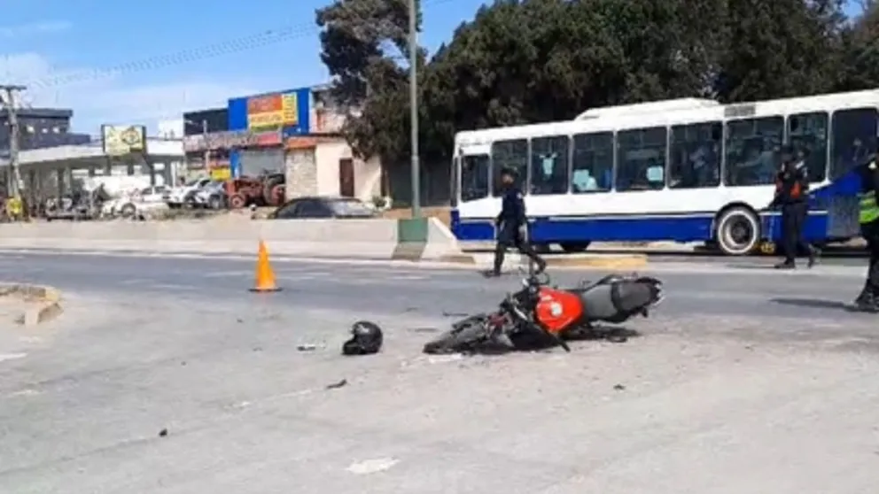 Se conocieron las imágenes del brutal accidente en Ruta 26: cruzó en rojo y resultó herido