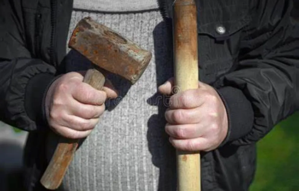Locura en Metán: un hombre atacó a su compañero de trabajo con una herramienta de albañilería