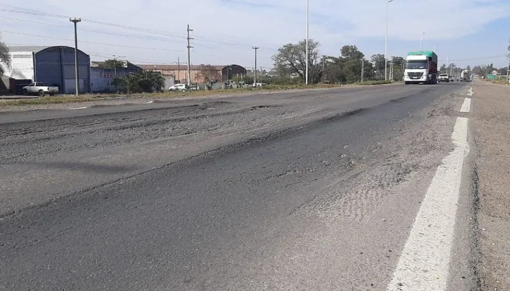 Rutas peligrosas: un camión que transportaba golosinas volcó en medio de la lluvia