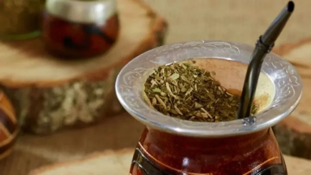¿Tenés un mate nuevo y no sabés cómo cebarlo?: conocé la técnica de la montañita paso a paso