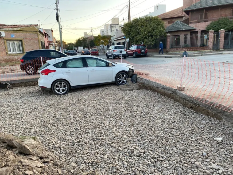 Descontrol al volante: un auto se incrustó en una obra de bacheo