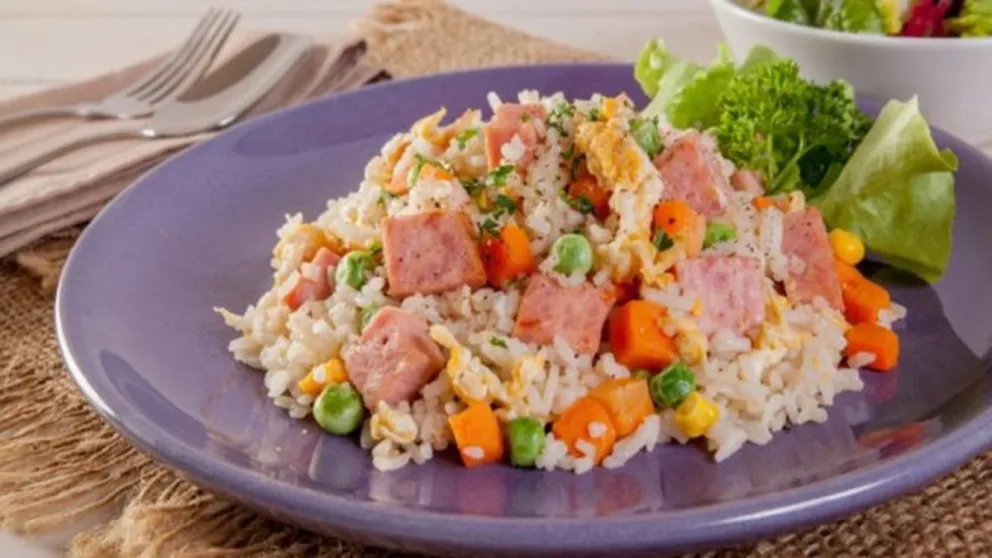 Si tu tiempo para cocinar es limitado esta receta es para vos: arroz con jamón y verduras en microondas