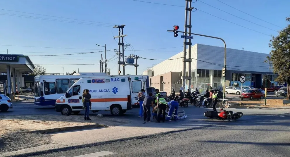 Accidente en Avenida Tavella: la motociclista embestida volvía de retirar a su hijo de la escuela
