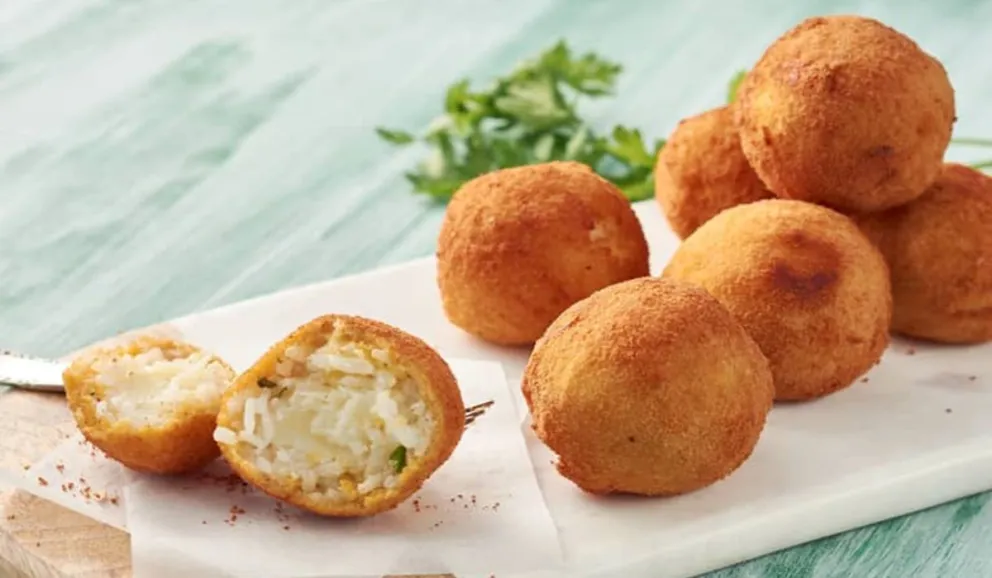 Conocé estas dos versiones de croquetas de arroz con queso: una receta que tu familia amará